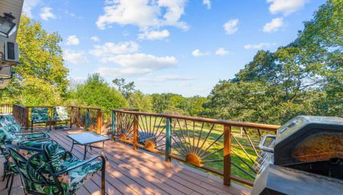 Lakefront Retreat with Deck, Movie Room and Yard - Foto 1