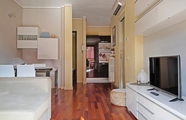 Apartment Self - Photo 4