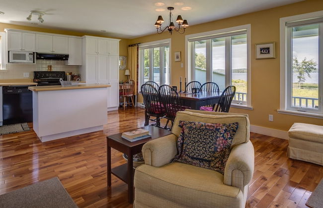 Lovely LacBrome 3 Bdrm Lakefront Cottage - Photo 7