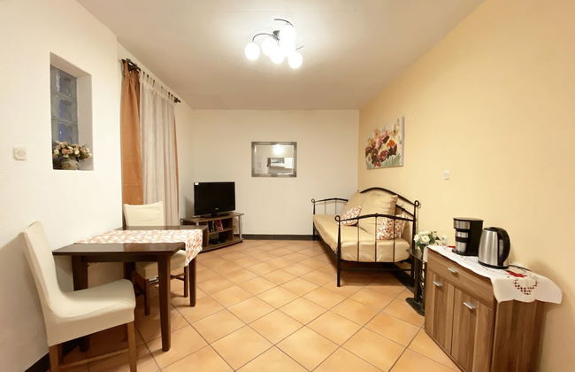 Apt Lavender on Nincevica St-1 BR Apt - Photo 1