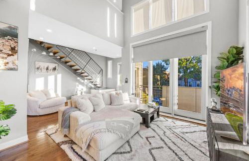 NEW Elegant Downtown Escape with Modern Comforts - Foto 23