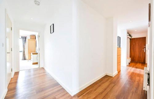 Stylish 2 bed 2 bath apt in Wembley - Foto 28