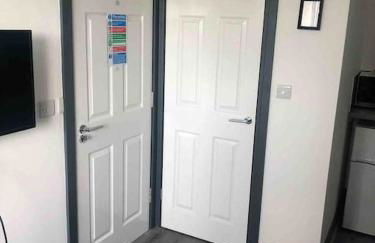 Newly refurbished studio, great location 8 studios - Photo 4