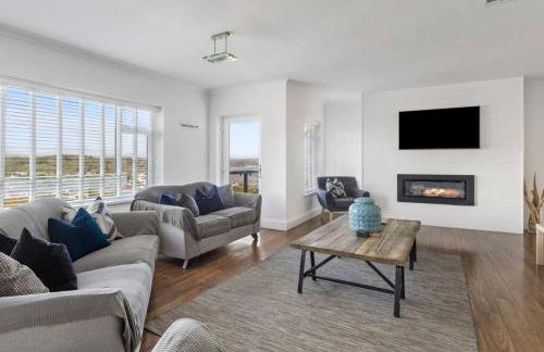 Stunning Property Seaviews, Private Pool & Parking - Photo 13