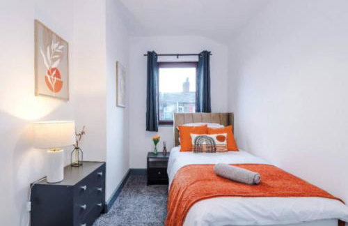 3-BR Home in Wigan | Free Wi-Fi | Comfortable Stay - Photo 9