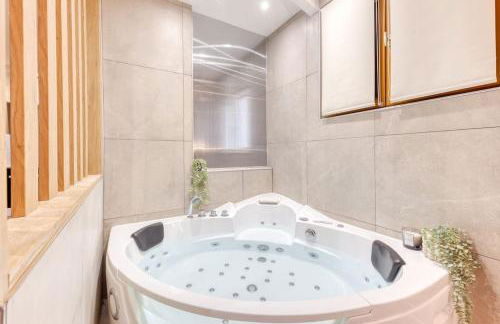 Love Life Room-Jacuzzi-Netflix-Accès-24/7-Privé - Foto 8