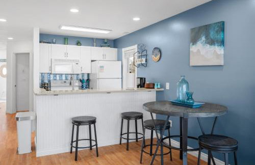 Beach Bliss 211 Balcony Water Views Beach Downtown - Photo 3