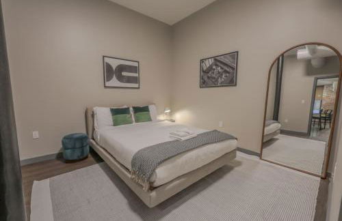 Classic and Chic Apartment 1 Bedroom - Photo 6