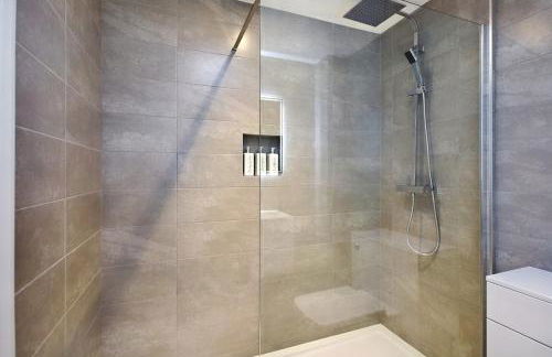 2022 Two Bed Stylish House Near Beach - Foto 3