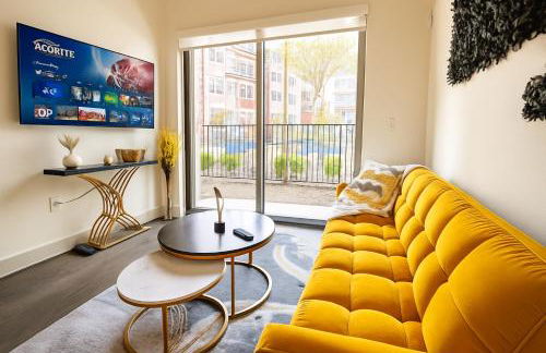 Lux Modern Apartment with Pool View & Prime Location - Foto 27