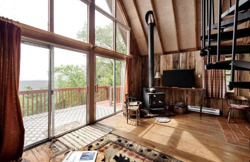 Rustic-Modern Chalet w/ Fire Pit, Deck & Views in Slanesville, WV - Foto 26