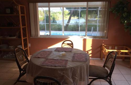 Private Tropical Waterfront Sanctuary w pool, hot tub & an island! Pet Friendly - Foto 25