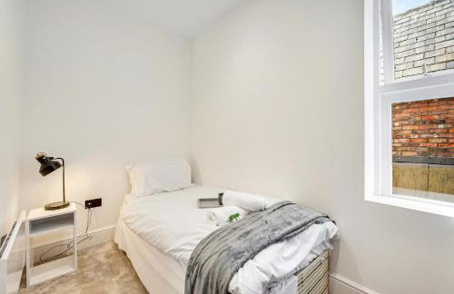 Chic 2Bed Apartment in Heart of Altrincham - Pass the Keys - Foto 16