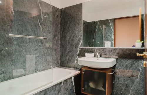 Elegant Riverfront Flat | Pool & Sports by Host Wise - Foto 37