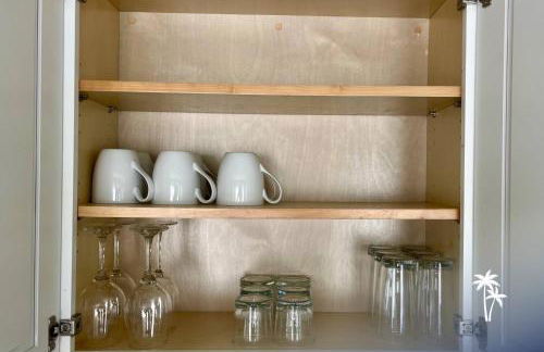 Lake View Top Floor 2 Bed 2 Bath Condo with Balcony - Foto 46