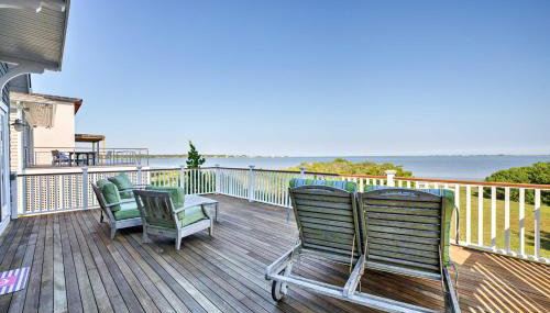 Luxe Waterfront East Quogue Home with Beach On-Site! - Foto 1