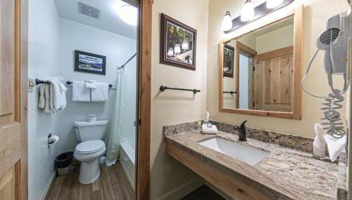 Charming Queen Studio Deluxe w/Balcony #233 at Donner Lake Village - Foto 3