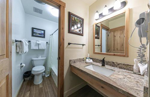 Charming Queen Studio Deluxe w/Balcony #233 at Donner Lake Village - Foto 3