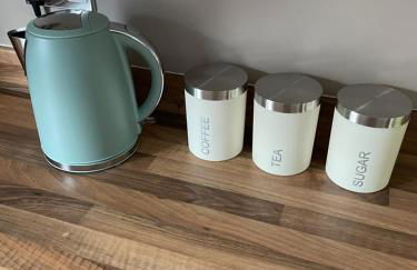 Stunning Large Detached Gloucester, 4 beds, 3 bedroom, 2 bathroom property, Nr Chelt, The Docks and Quays sleeps 6 - Photo 43