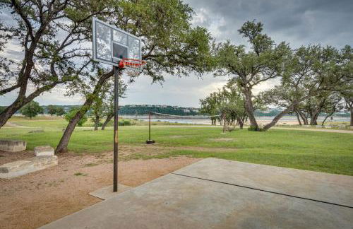 Lago Vista Golf Getaway with Decks and Pool Access! - Foto 60