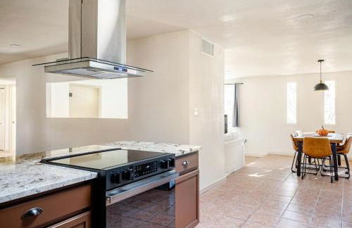 l NEW l 5BR 3BTH Large and Modern Home l Central LOC l 1 ACRE lot - Foto 30