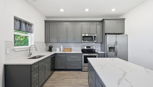 Modern Pine-Scented Retreat – 30 Mins to Beach! home - Foto 4