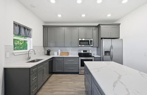 Modern Pine-Scented Retreat – 30 Mins to Beach! home - Foto 10