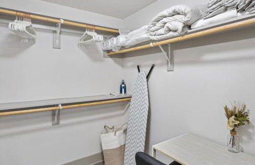 Chill & Tone 1BR Frisco King & Sofa, Gym & Pool - Foto 11