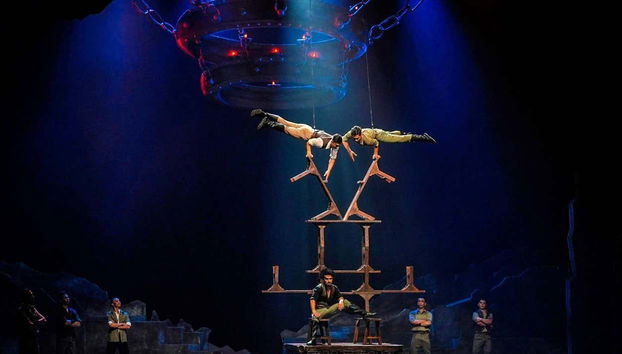 Los acróbatas durante el espectáculo