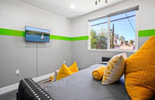 C- Vibrant and Glam NoHo Pad near U-Studios and H-Sign - Foto 22