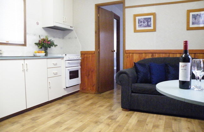 Lake Hamilton Motor Village & Caravan Park - Photo 1