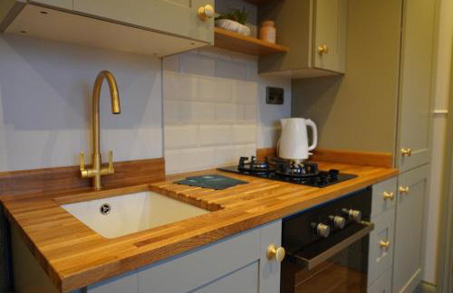 The Dragonfly - Luxury Lakeside Shepherds Hut - Foto 14