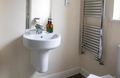 Impressive 4 Bed House Sleeps 8 - Private Parking Fast Wi-Fi Netflix & Foosball, Business Insurance and Leisure Travellers Welcome - Foto 14