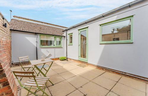 Charming 2 Bed Property - Photo 16