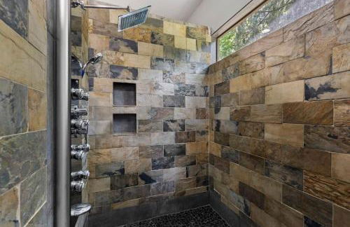 LUX Treehouse on Private Lake next to Lake Conroe with Game room, Paddleboards, Lake Views, and more! - Foto 64