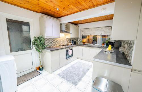 4BR 2Bath Home -Hot Tub, Free Parking & Games Room - Foto 36