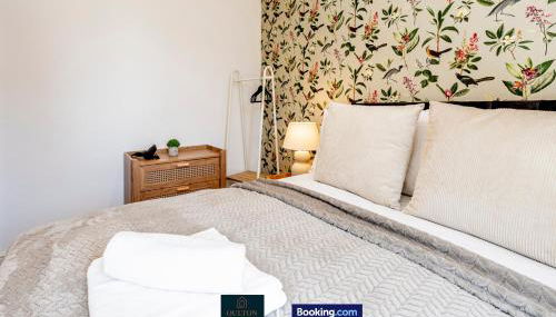 Luxury Retreat For 10 Short Lets & Serviced Accommodation Manchester with Hot Tub and Spacious Garden - Foto 4