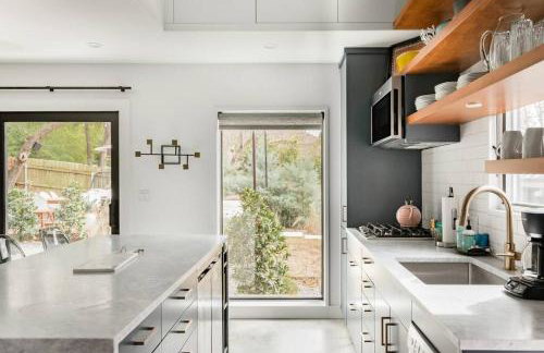 Cozy Bungalow Retreat Walking Distance to Downtown - Photo 16