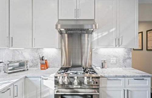 Upscale Azure by Saratoga Stays - Photo 10