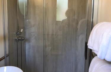 Ty Beti at Gorlan yr Efail Shepherds Hut with Private Hot Tub - Foto 26