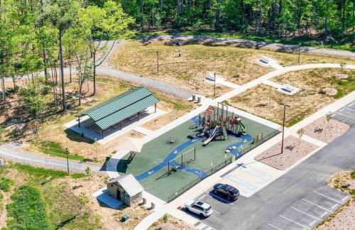 5BR Farmhouse Lake Retreat Pool Hot Tub Theater - Foto 73