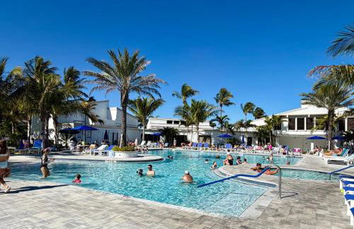 Beachfront paradise Ocean Village Golf Tennis Several heated pools Tiki bar Pickleball insite sports bar and restaurant and much more - Foto 43