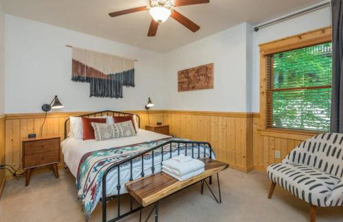 2 Cabins ~ Sleeps 22 ~ 100 Feet Apart ~ Ski in out - Foto 53