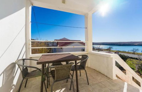 1 Bedroom Awesome Apartment In Dinjiska - Foto 1