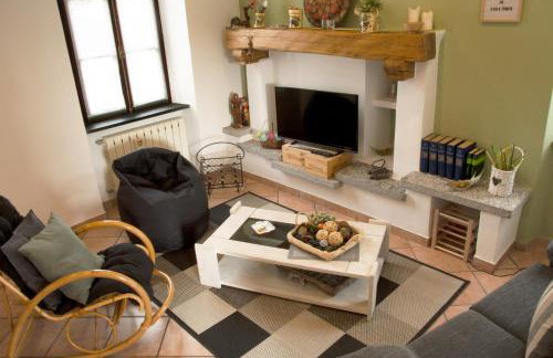 Tinas yellow home - Photo 10