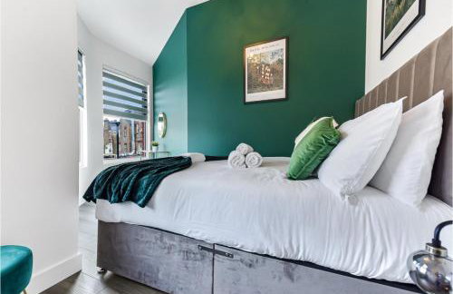 Stylish and Family Friendly 3 Bedroom Apartment - Photo 11