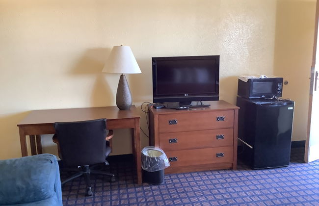 Silver Spur Vintage Inn & Suites - Photo 8