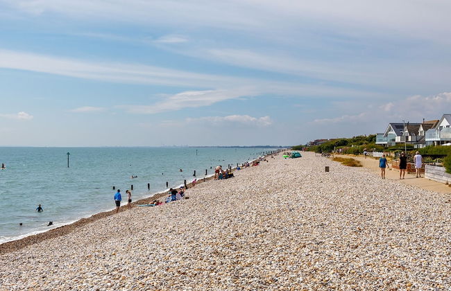 Sunny Seafront Chalet - Sleeps 6 - Photo 30