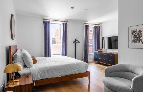 King Bed, Fiber Internet, Heart of Bangor, 50 Roku TV, Room # 208 - Foto 1