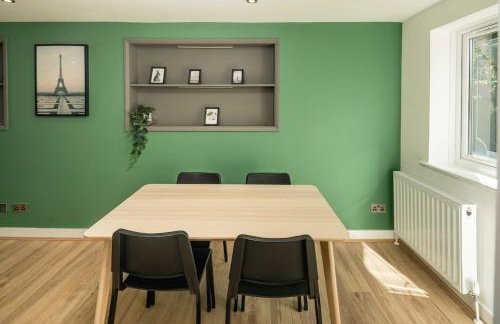 Family-Friendly 3-Bed House with Huge Garden - Foto 26